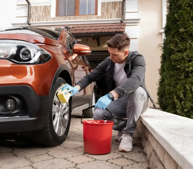 Lavage auto à domicile Criquetot-l'Esneval : professionnel intervenant sur un véhicule